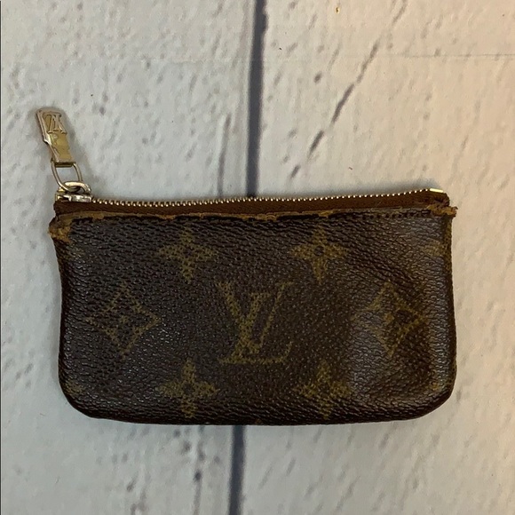 Louis Vuitton Accessories - Auth Louis Vuitton Monogram Key Cles Pouch!